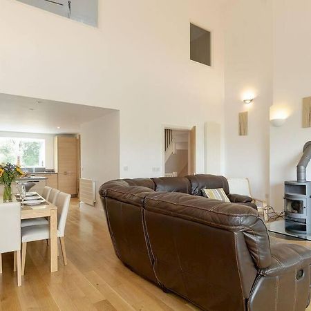Somerford Keynes Cotswolds Lake Side Home With Luxury Spa Swallows Nest,Lower Mill Estate, Lakeside Home And Spa With A Harry Potter Cupboard Under The Stairs מראה חיצוני תמונה