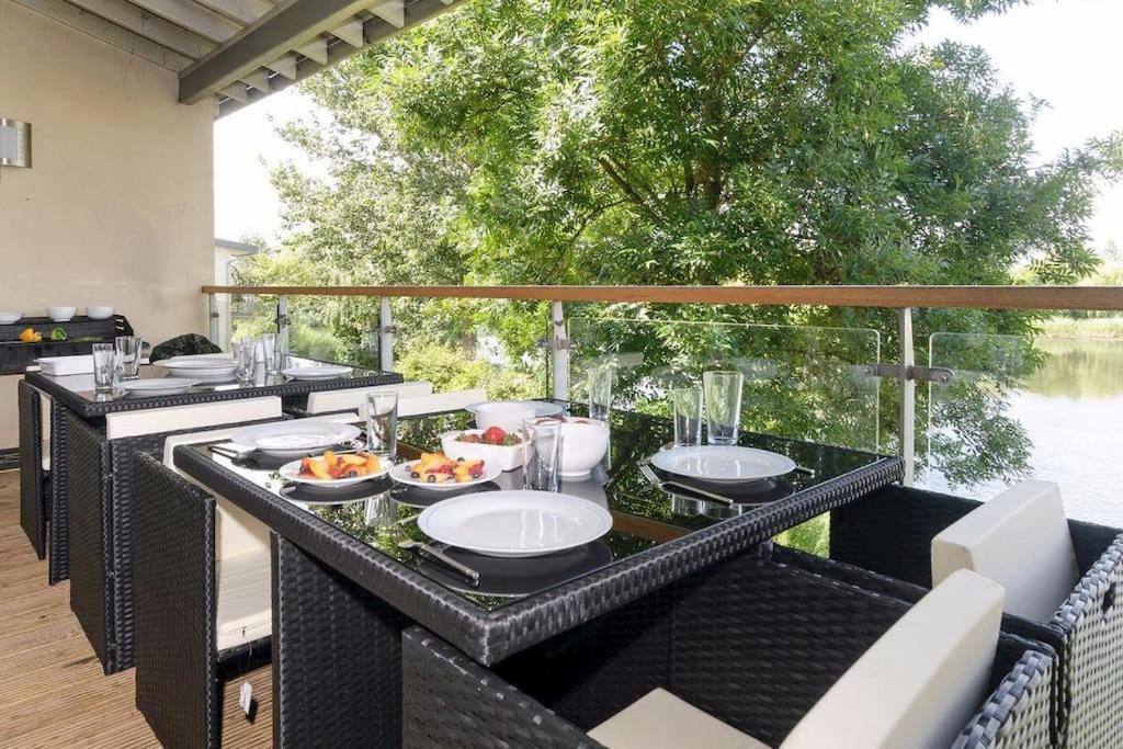 Somerford Keynes Cotswolds Lake Side Home With Luxury Spa Swallows Nest,Lower Mill Estate, Lakeside Home And Spa With A Harry Potter Cupboard Under The Stairs מראה חיצוני תמונה