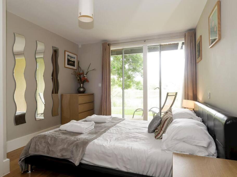 Somerford Keynes Cotswolds Lake Side Home With Luxury Spa Swallows Nest,Lower Mill Estate, Lakeside Home And Spa With A Harry Potter Cupboard Under The Stairs מראה חיצוני תמונה