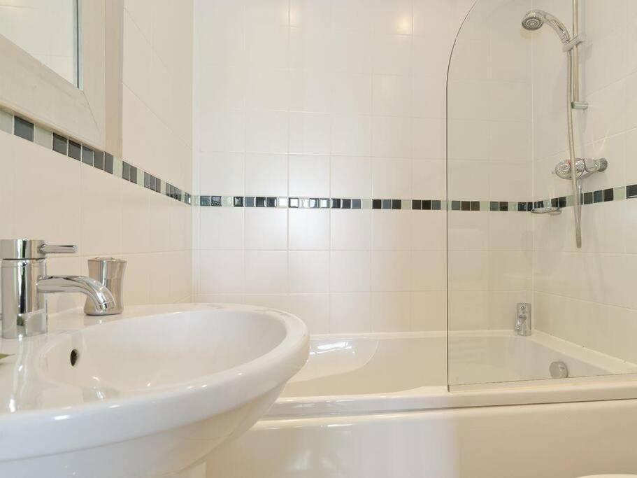 Somerford Keynes Cotswolds Lake Side Home With Luxury Spa Swallows Nest,Lower Mill Estate, Lakeside Home And Spa With A Harry Potter Cupboard Under The Stairs מראה חיצוני תמונה