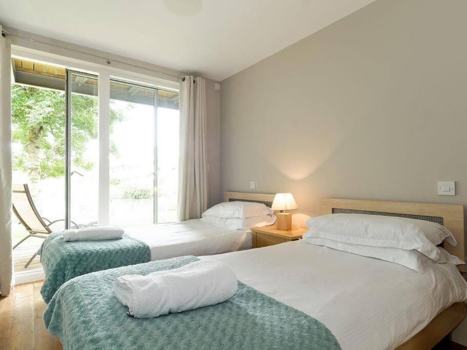 Somerford Keynes Cotswolds Lake Side Home With Luxury Spa Swallows Nest,Lower Mill Estate, Lakeside Home And Spa With A Harry Potter Cupboard Under The Stairs מראה חיצוני תמונה