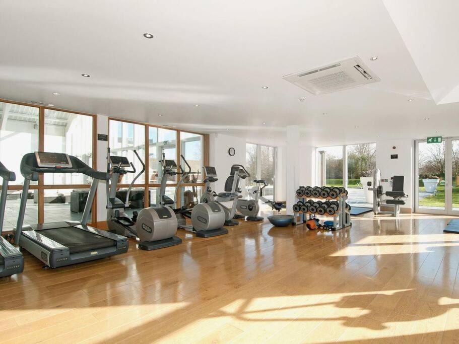 Somerford Keynes Cotswolds Lake Side Home With Luxury Spa Swallows Nest,Lower Mill Estate, Lakeside Home And Spa With A Harry Potter Cupboard Under The Stairs מראה חיצוני תמונה
