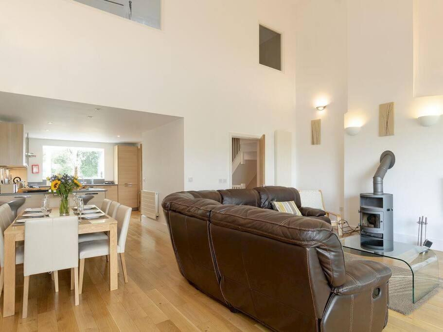 Somerford Keynes Cotswolds Lake Side Home With Luxury Spa Swallows Nest,Lower Mill Estate, Lakeside Home And Spa With A Harry Potter Cupboard Under The Stairs מראה חיצוני תמונה