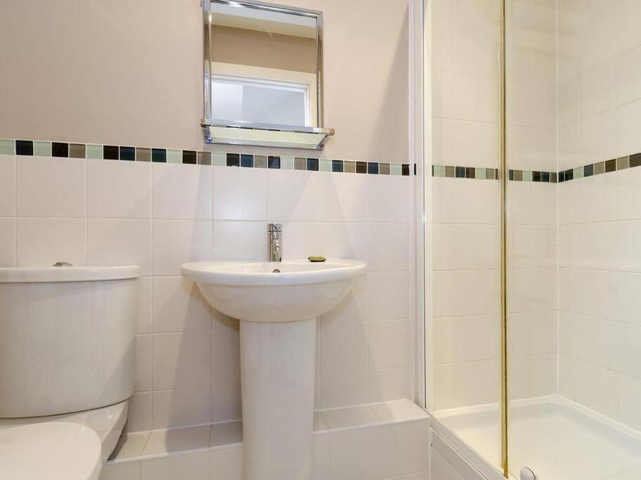Somerford Keynes Cotswolds Lake Side Home With Luxury Spa Swallows Nest,Lower Mill Estate, Lakeside Home And Spa With A Harry Potter Cupboard Under The Stairs מראה חיצוני תמונה