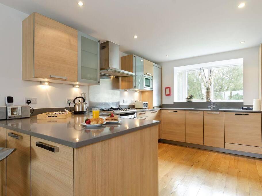 Somerford Keynes Cotswolds Lake Side Home With Luxury Spa Swallows Nest,Lower Mill Estate, Lakeside Home And Spa With A Harry Potter Cupboard Under The Stairs מראה חיצוני תמונה