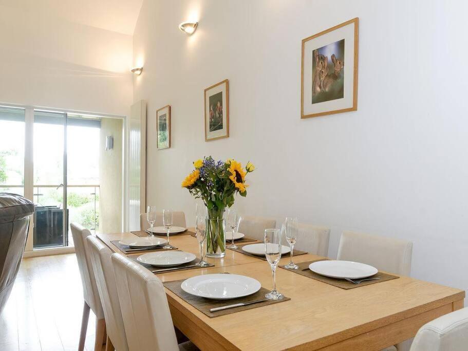 Somerford Keynes Cotswolds Lake Side Home With Luxury Spa Swallows Nest,Lower Mill Estate, Lakeside Home And Spa With A Harry Potter Cupboard Under The Stairs מראה חיצוני תמונה